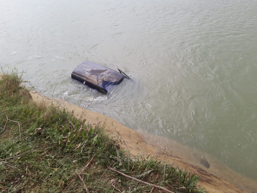 grav accident in judetul suceava un autoturism a plonjat in rau de pe un pod provizoriu galerie foto grav accident in judetul suceava un autoturism a plonjat in rau de pe un pod provizoriu galerie foto