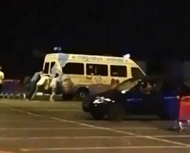 Ce faci dacă un maxi-taxi nu porneşte din parcarea centrului comercial TOM Constanţa? Chemi nişte prieteni (video)