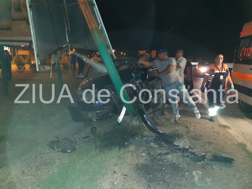 imagini de la eveniment accident rutier la iesire din constanta spre ovidiu in fata la selgros ambulanta imagini de la eveniment accident rutier la iesire din constanta spre ovidiu in fata la selgros ambulanta