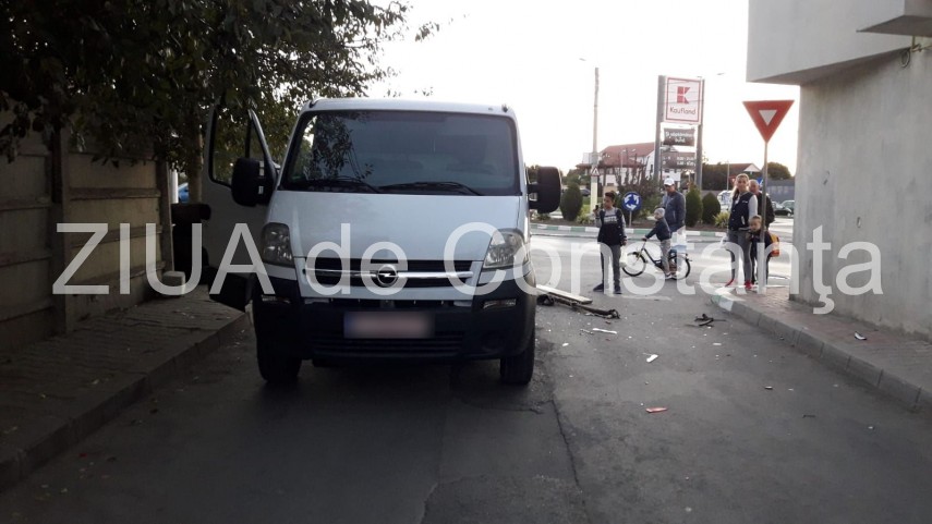 imagini de la eveniment accident rutier mai putin obisnuit la navodari un cal fara proprietar a intrat imagini de la eveniment accident rutier mai putin obisnuit la navodari un cal fara proprietar a intrat