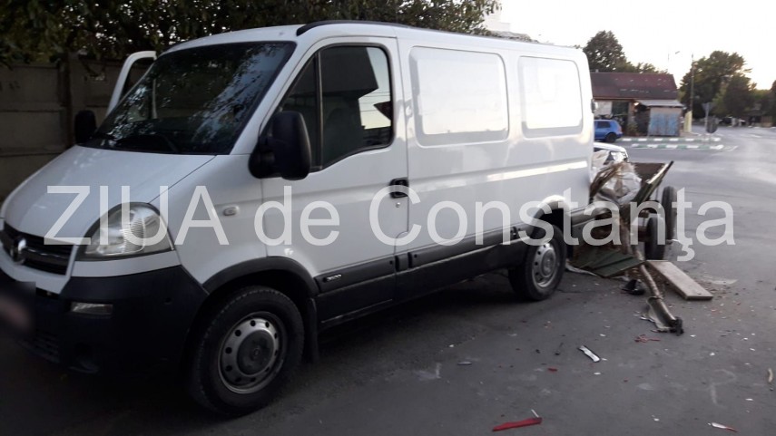 imagini de la eveniment accident rutier mai putin obisnuit la navodari un cal fara proprietar a intrat imagini de la eveniment accident rutier mai putin obisnuit la navodari un cal fara proprietar a intrat