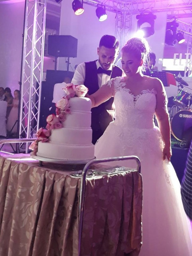 fotbalistul romeo catalin lupu ginerica in drum spre mireasa mirele a facut poze pe stadionul din comana fotbalistul romeo catalin lupu ginerica in drum spre mireasa mirele a facut poze pe stadionul din comana