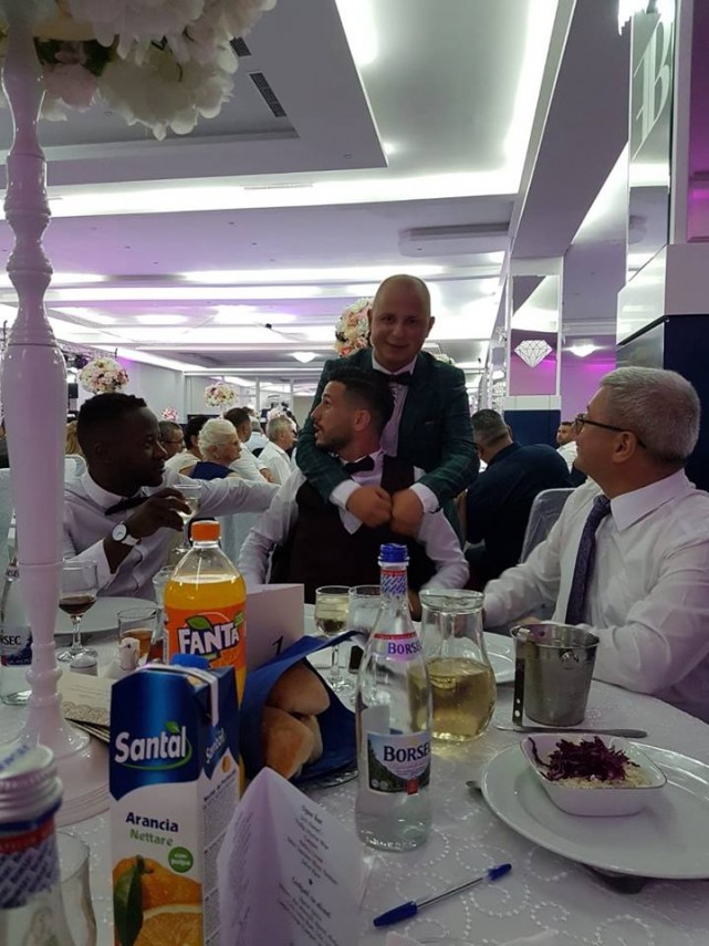 fotbalistul romeo catalin lupu ginerica in drum spre mireasa mirele a facut poze pe stadionul din comana fotbalistul romeo catalin lupu ginerica in drum spre mireasa mirele a facut poze pe stadionul din comana