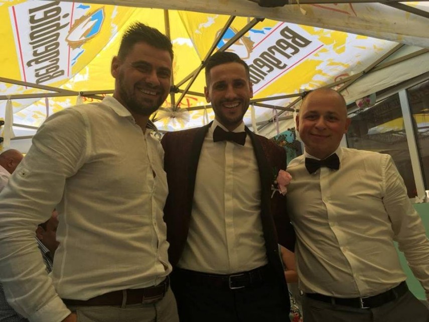 fotbalistul romeo catalin lupu ginerica in drum spre mireasa mirele a facut poze pe stadionul din comana fotbalistul romeo catalin lupu ginerica in drum spre mireasa mirele a facut poze pe stadionul din comana