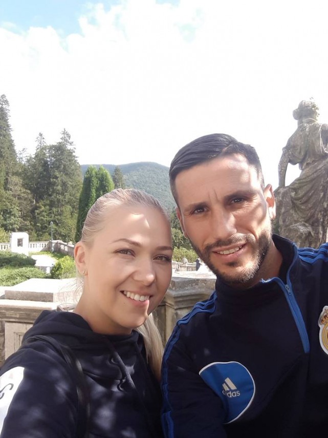 fotbalistul romeo catalin lupu ginerica in drum spre mireasa mirele a facut poze pe stadionul din comana fotbalistul romeo catalin lupu ginerica in drum spre mireasa mirele a facut poze pe stadionul din comana