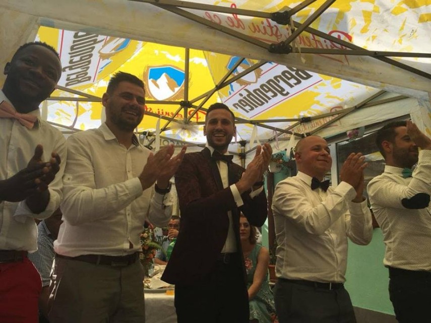 fotbalistul romeo catalin lupu ginerica in drum spre mireasa mirele a facut poze pe stadionul din comana fotbalistul romeo catalin lupu ginerica in drum spre mireasa mirele a facut poze pe stadionul din comana