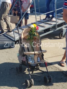 Imaginea zilei. Marinarii de pe nava-școală Mircea au revenit în Portul Constanța. Cum și-a așteptat un bebeluș părintele sosit din marș