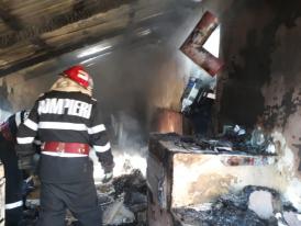 TulceaIncendiu violent urmat de o explozie, în Văcăreni. O bătrână primeşte îngrijiri (galerie foto)