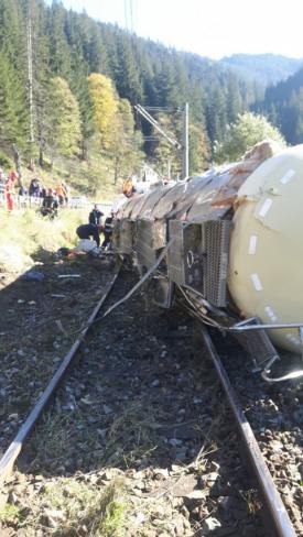 UPDATE. Accident rutier grav în județul Suceava. Un autotren s-a răsturnat pe calea ferată. Șoferul, încarcerat, salvat de un pompier în timpul liber (galerie foto) 