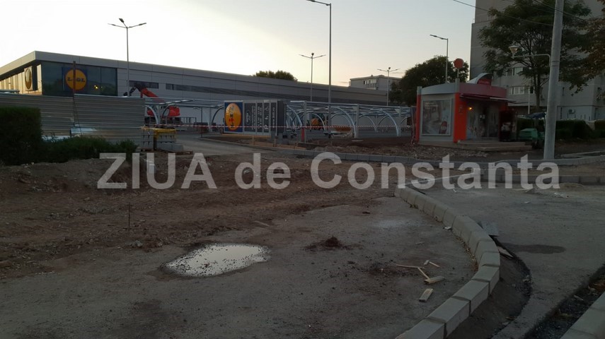 santier pe bulevardul 1 decembrie 1918 zona icil din constanta se lucreaza la accesul spre magazinul santier pe bulevardul 1 decembrie 1918 zona icil din constanta se lucreaza la accesul spre magazinul