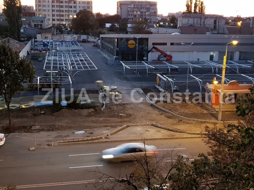 santier pe bulevardul 1 decembrie 1918 zona icil din constanta se lucreaza la accesul spre magazinul santier pe bulevardul 1 decembrie 1918 zona icil din constanta se lucreaza la accesul spre magazinul