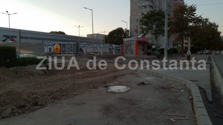 santier pe bulevardul 1 decembrie 1918 zona icil din constanta se lucreaza la accesul spre magazinul santier pe bulevardul 1 decembrie 1918 zona icil din constanta se lucreaza la accesul spre magazinul