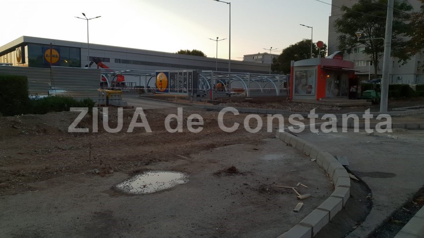 santier pe bulevardul 1 decembrie 1918 zona icil din constanta se lucreaza la accesul spre magazinul santier pe bulevardul 1 decembrie 1918 zona icil din constanta se lucreaza la accesul spre magazinul