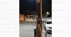 Pericol pe străzile din Constanța! Un stâlp de iluminat se află în stare avansată de degradare! Primăria anunță reabilitarea sa