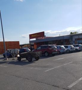 Imaginea zilei Căruţă trasă de cal, parcată regulamentar lângă un supermarket