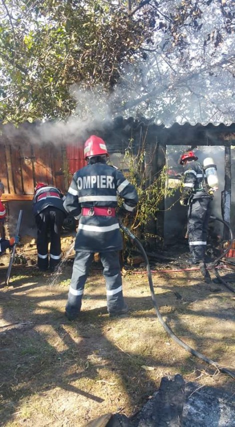 pericol de explozie pompierii au intervenit la un incendiu in localitatea baia 672690 pericol de explozie pompierii au intervenit la un incendiu in localitatea baia 672690