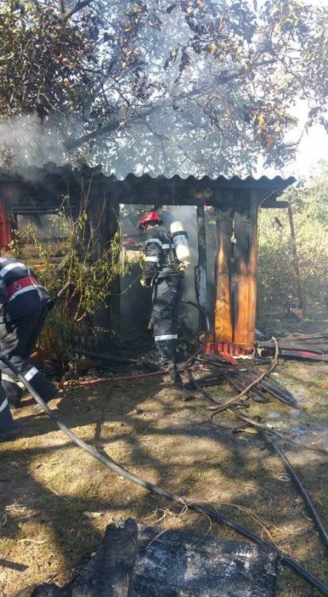 pericol de explozie pompierii au intervenit la un incendiu in localitatea baia 672690 pericol de explozie pompierii au intervenit la un incendiu in localitatea baia 672690