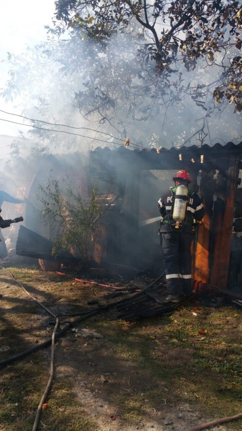 pericol de explozie pompierii au intervenit la un incendiu in localitatea baia 672690 pericol de explozie pompierii au intervenit la un incendiu in localitatea baia 672690