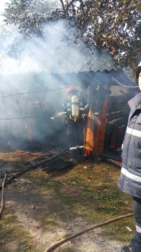 pericol de explozie pompierii au intervenit la un incendiu in localitatea baia 672690 pericol de explozie pompierii au intervenit la un incendiu in localitatea baia 672690