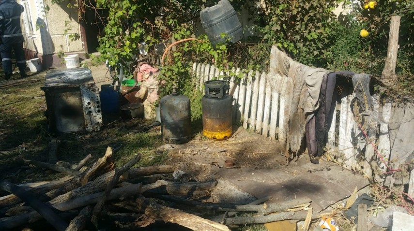 pericol de explozie pompierii au intervenit la un incendiu in localitatea baia 672690 pericol de explozie pompierii au intervenit la un incendiu in localitatea baia 672690