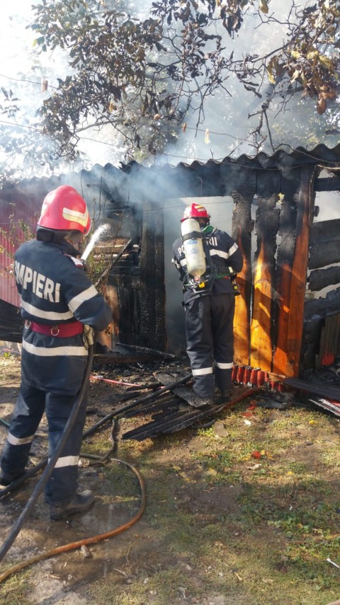 pericol de explozie pompierii au intervenit la un incendiu in localitatea baia 672690 pericol de explozie pompierii au intervenit la un incendiu in localitatea baia 672690