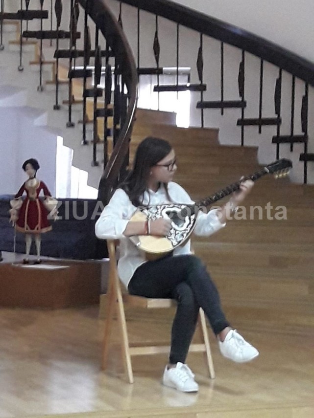 papusile simbolice ale artistului plastic elena orbocea ne invata iubirea si dragostea intre oameni si papusile simbolice ale artistului plastic elena orbocea ne invata iubirea si dragostea intre oameni si