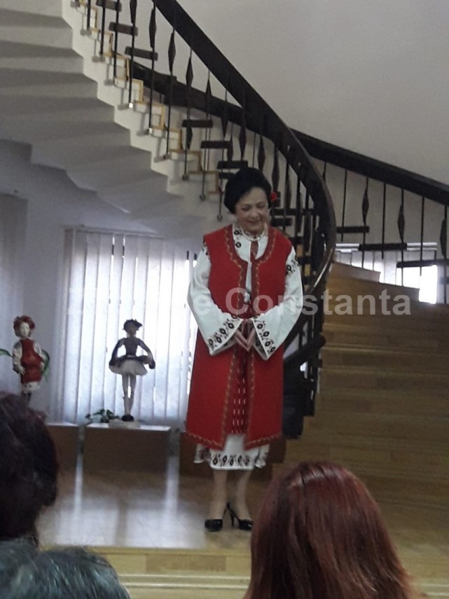 papusile simbolice ale artistului plastic elena orbocea ne invata iubirea si dragostea intre oameni si papusile simbolice ale artistului plastic elena orbocea ne invata iubirea si dragostea intre oameni si