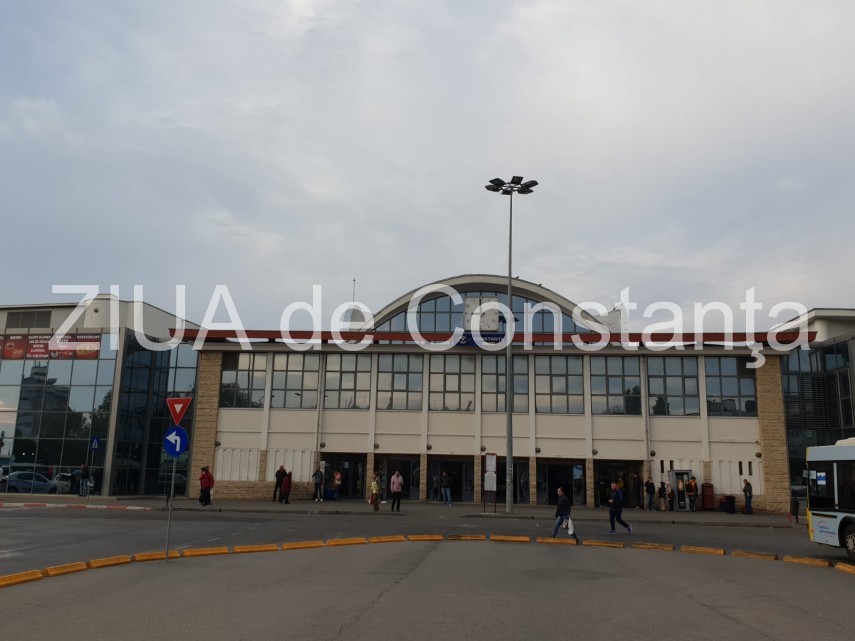 palmieri din plastic legati cu lant de podea in gara constanta 674504 palmieri din plastic legati cu lant de podea in gara constanta 674504