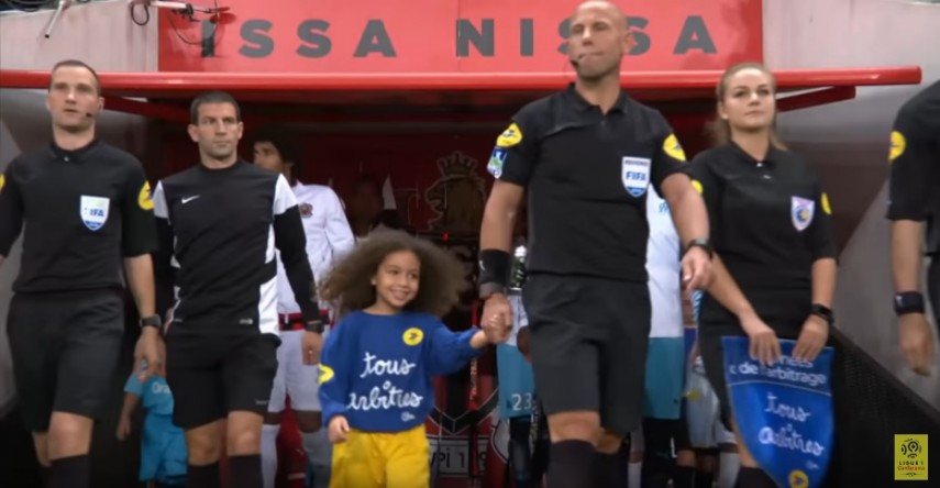 o constanteanca arbitru de fotbal in franta bianca giuran a dat startul meciului din ligue 1 nice olympique o constanteanca arbitru de fotbal in franta bianca giuran a dat startul meciului din ligue 1 nice olympique