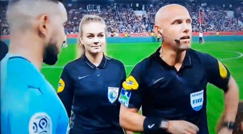 o constanteanca arbitru de fotbal in franta bianca giuran a dat startul meciului din ligue 1 nice olympique o constanteanca arbitru de fotbal in franta bianca giuran a dat startul meciului din ligue 1 nice olympique