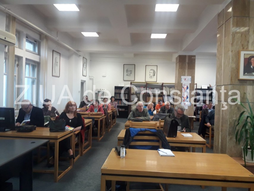 imagini de la eveniment jurnalistul traian bratianu isi lanseaza cartea la biblioteca judeteana i n roman imagini de la eveniment jurnalistul traian bratianu isi lanseaza cartea la biblioteca judeteana i n roman