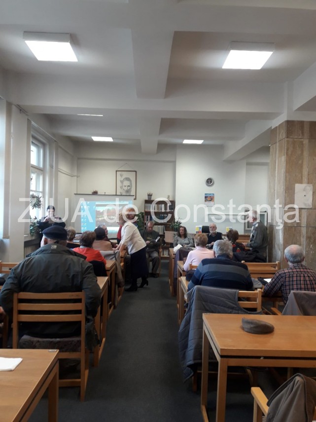 imagini de la eveniment jurnalistul traian bratianu isi lanseaza cartea la biblioteca judeteana i n roman imagini de la eveniment jurnalistul traian bratianu isi lanseaza cartea la biblioteca judeteana i n roman