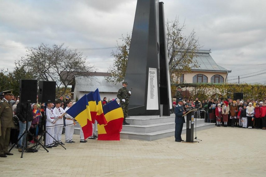 monument al eroilor inchinat memoriei generalului adrian soci fost comandant al brigazii 9 mecanizata monument al eroilor inchinat memoriei generalului adrian soci fost comandant al brigazii 9 mecanizata