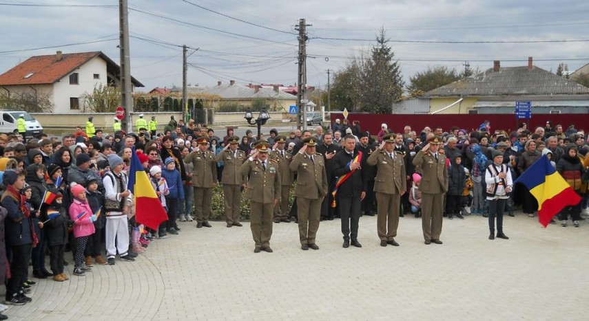 monument al eroilor inchinat memoriei generalului adrian soci fost comandant al brigazii 9 mecanizata monument al eroilor inchinat memoriei generalului adrian soci fost comandant al brigazii 9 mecanizata