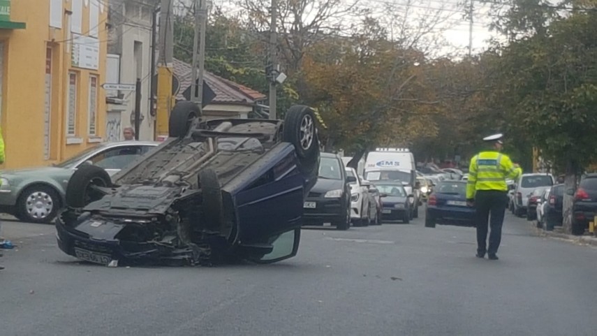accident rutier la intersectia strazilor mihai viteazu cu nicolae iorga o masina rasturnata 675344 accident rutier la intersectia strazilor mihai viteazu cu nicolae iorga o masina rasturnata 675344