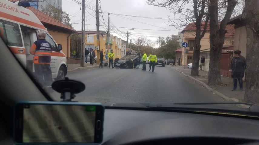 accident rutier la intersectia strazilor mihai viteazu cu nicolae iorga o masina rasturnata 675344 accident rutier la intersectia strazilor mihai viteazu cu nicolae iorga o masina rasturnata 675344