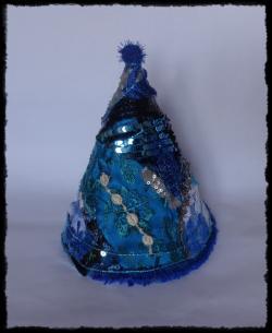  Brad strălucitor realizat din resturi preţioase de dantelă, satin, mătase şi paiete