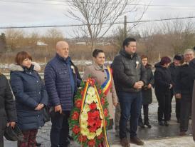 Centenarul la Tulcea. Depuneri de coroane și inaugurarea unui nou dispensar medical comunal în Valea Nucarilor (galerie foto) 