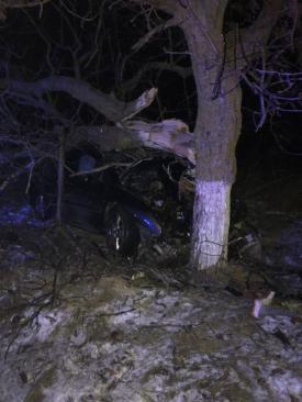 Accident rutier în zona Staţiunii Jupiter. În această noapte. Şoferul era băut. Maşina s-a zdrobit de copaci