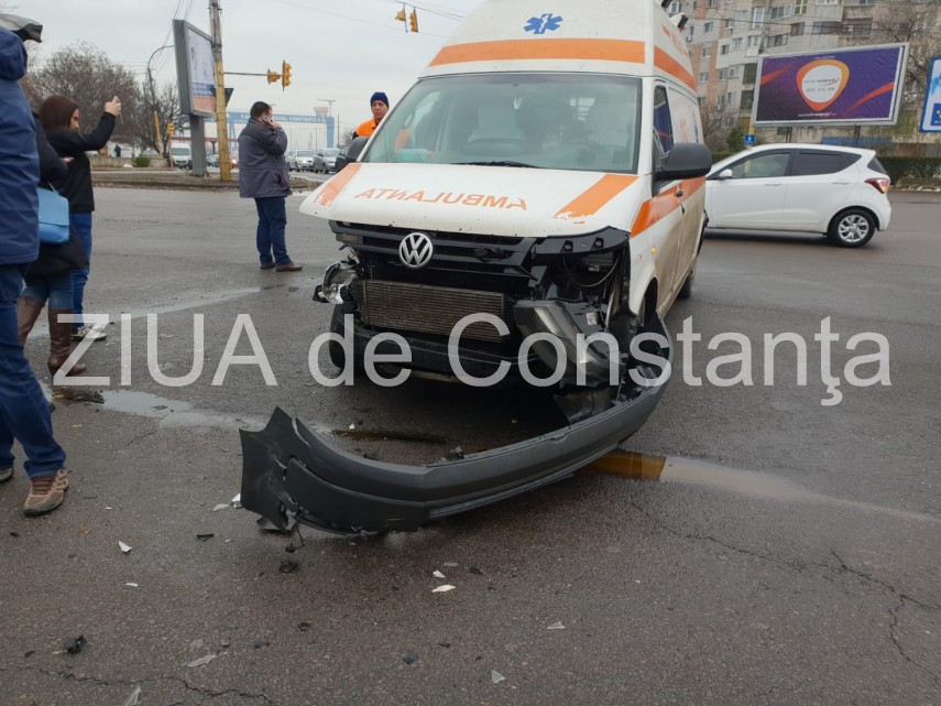 imagini de la eveniment accident rutier intre un autoturism si o ambulanta pe bulevardul 1 mai zona garii imagini de la eveniment accident rutier intre un autoturism si o ambulanta pe bulevardul 1 mai zona garii