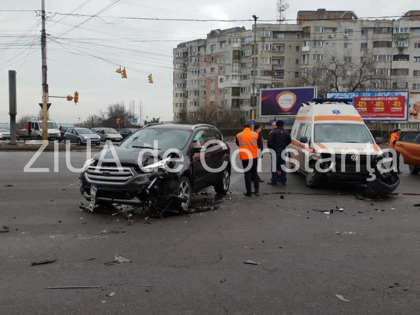 imagini de la eveniment accident rutier intre un autoturism si o ambulanta pe bulevardul 1 mai zona garii imagini de la eveniment accident rutier intre un autoturism si o ambulanta pe bulevardul 1 mai zona garii