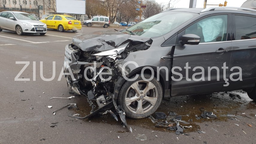 imagini de la eveniment accident rutier intre un autoturism si o ambulanta pe bulevardul 1 mai zona garii imagini de la eveniment accident rutier intre un autoturism si o ambulanta pe bulevardul 1 mai zona garii
