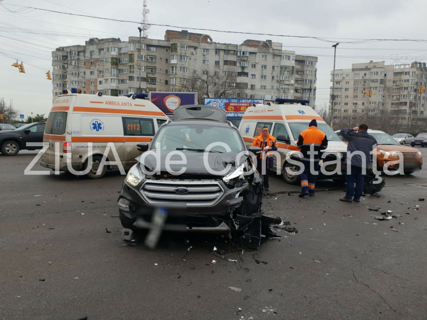 imagini de la eveniment accident rutier intre un autoturism si o ambulanta pe bulevardul 1 mai zona garii imagini de la eveniment accident rutier intre un autoturism si o ambulanta pe bulevardul 1 mai zona garii