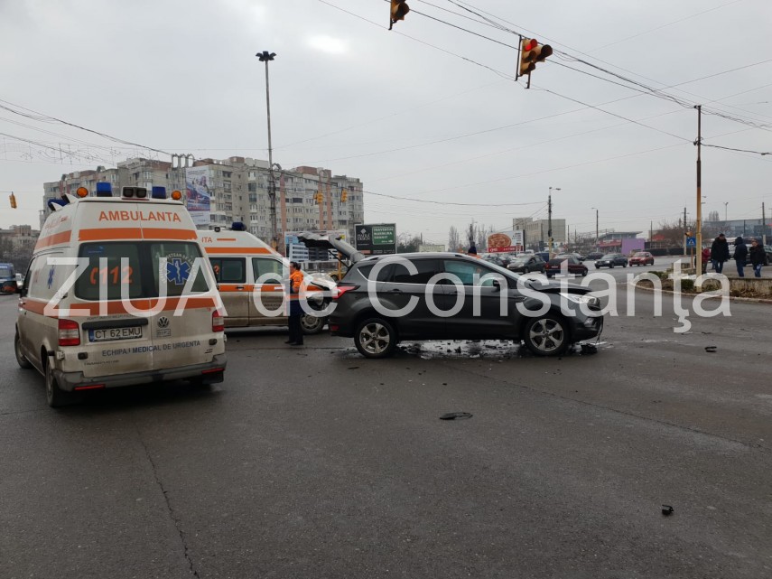 imagini de la eveniment accident rutier intre un autoturism si o ambulanta pe bulevardul 1 mai zona garii imagini de la eveniment accident rutier intre un autoturism si o ambulanta pe bulevardul 1 mai zona garii