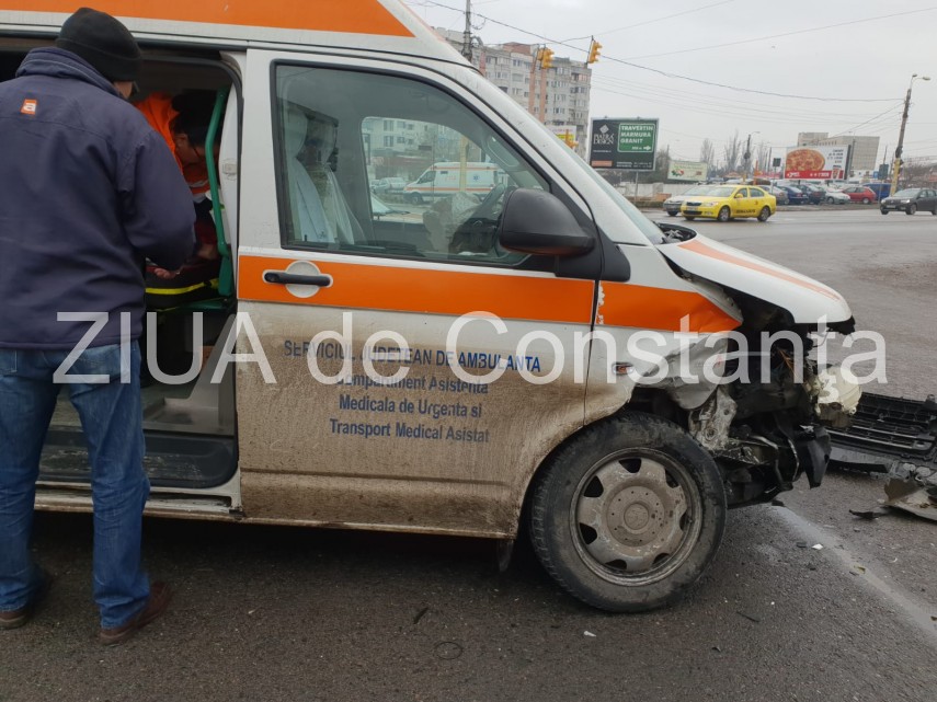 imagini de la eveniment accident rutier intre un autoturism si o ambulanta pe bulevardul 1 mai zona garii imagini de la eveniment accident rutier intre un autoturism si o ambulanta pe bulevardul 1 mai zona garii
