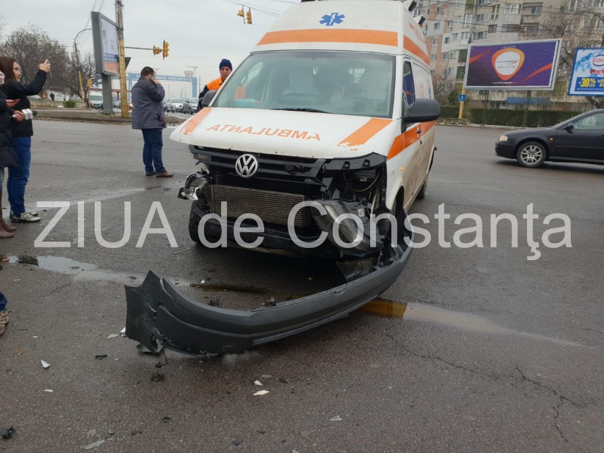 imagini de la eveniment accident rutier intre un autoturism si o ambulanta pe bulevardul 1 mai zona garii imagini de la eveniment accident rutier intre un autoturism si o ambulanta pe bulevardul 1 mai zona garii