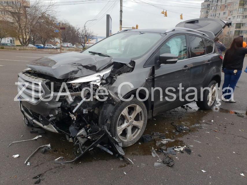 imagini de la eveniment accident rutier intre un autoturism si o ambulanta pe bulevardul 1 mai zona garii imagini de la eveniment accident rutier intre un autoturism si o ambulanta pe bulevardul 1 mai zona garii