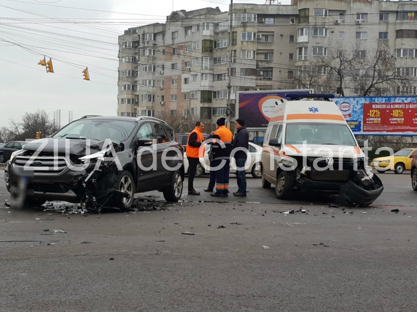 imagini de la eveniment accident rutier intre un autoturism si o ambulanta pe bulevardul 1 mai zona garii imagini de la eveniment accident rutier intre un autoturism si o ambulanta pe bulevardul 1 mai zona garii