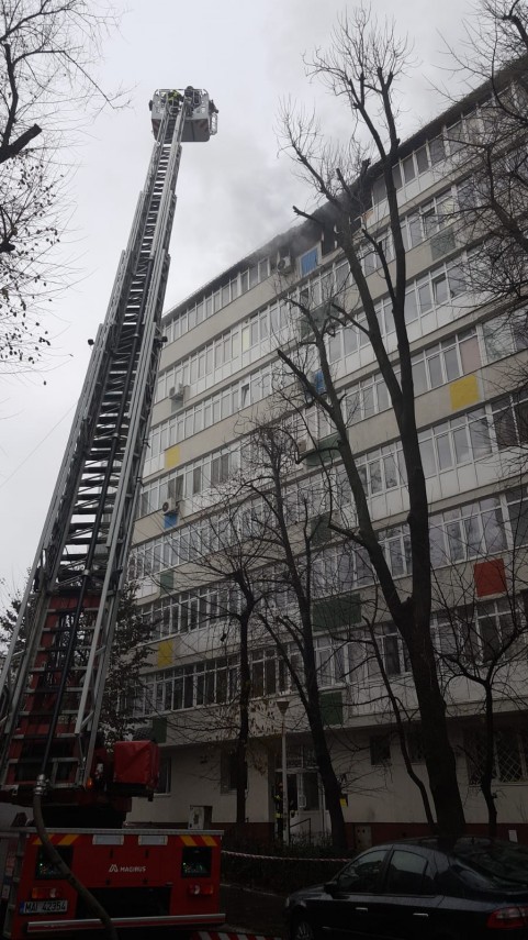 update incendiu violent intr un bloc de pe bulevardul ion mihalache din bucuresti o persoana a decedat