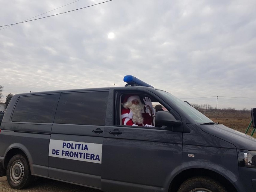 politistii de frontiera impreuna cu mos craciun au ajuns la copiii din satul valcelele judetul constanta politistii de frontiera impreuna cu mos craciun au ajuns la copiii din satul valcelele judetul constanta